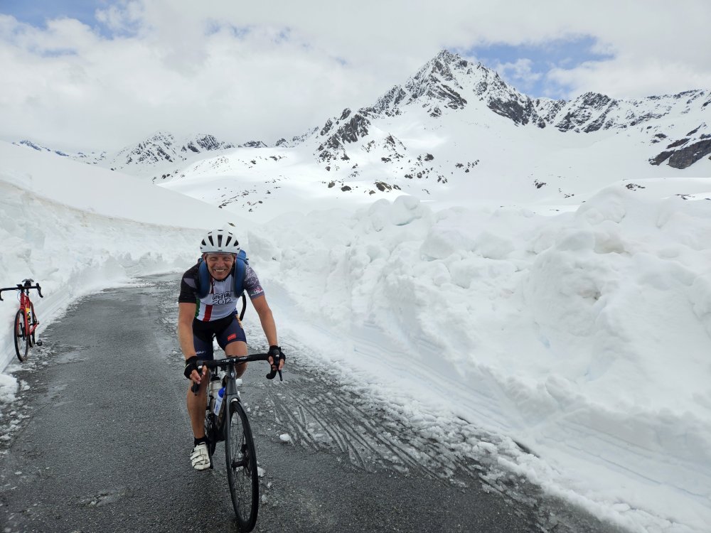 Arie komt boven aan op gavia pas sneeuw muren op 20 mei 2024