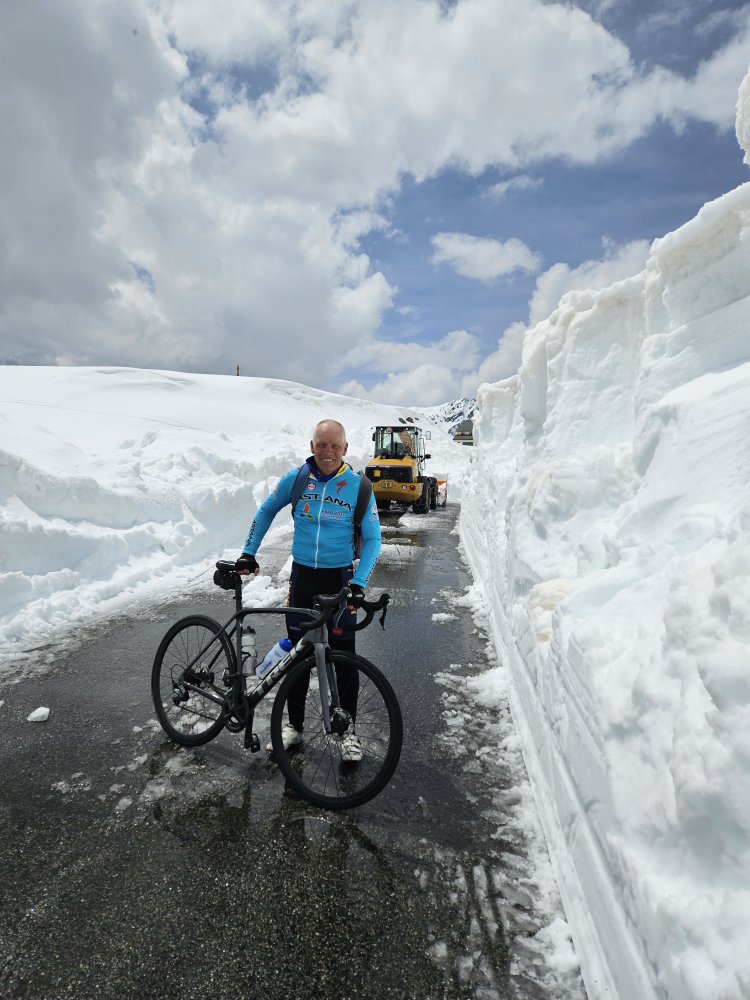 Arie tussen de 3 meter hoge sneeuw muren op de Gavia Pas op 20 mei 2024