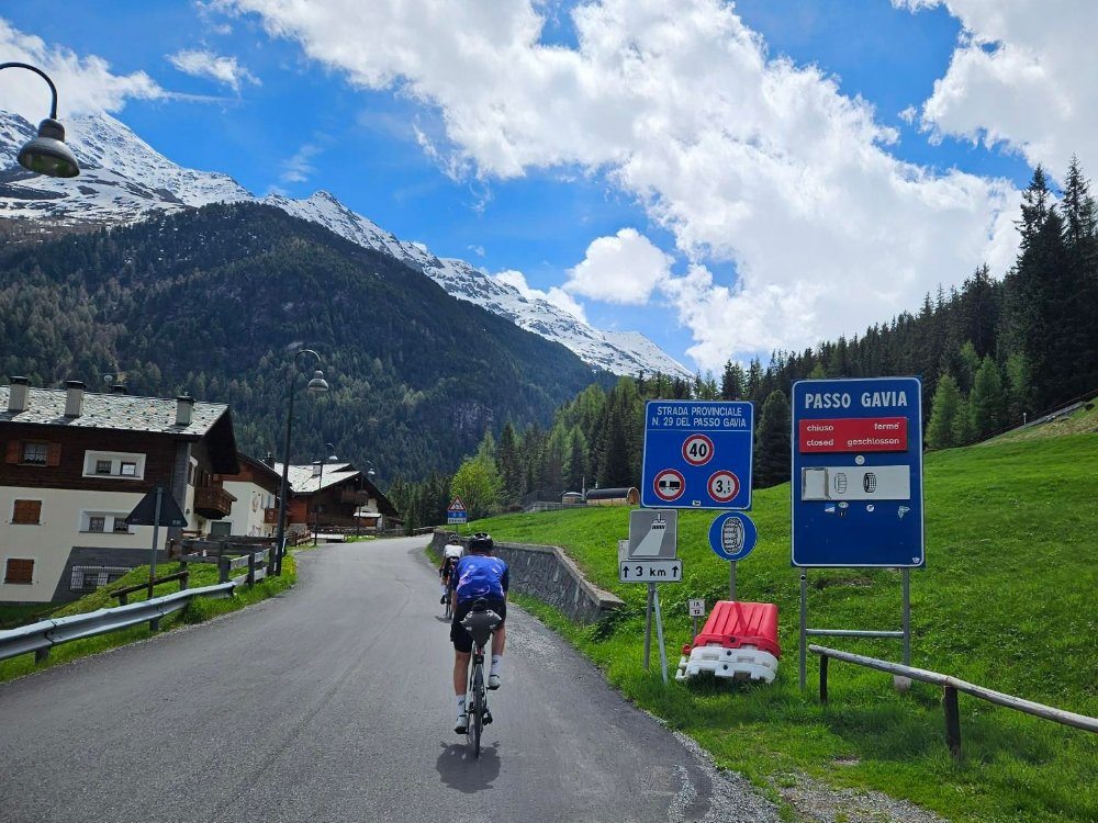 Passo Gavia bord chiuso 13km voor top net buiten Santa Caterina di Valfurva