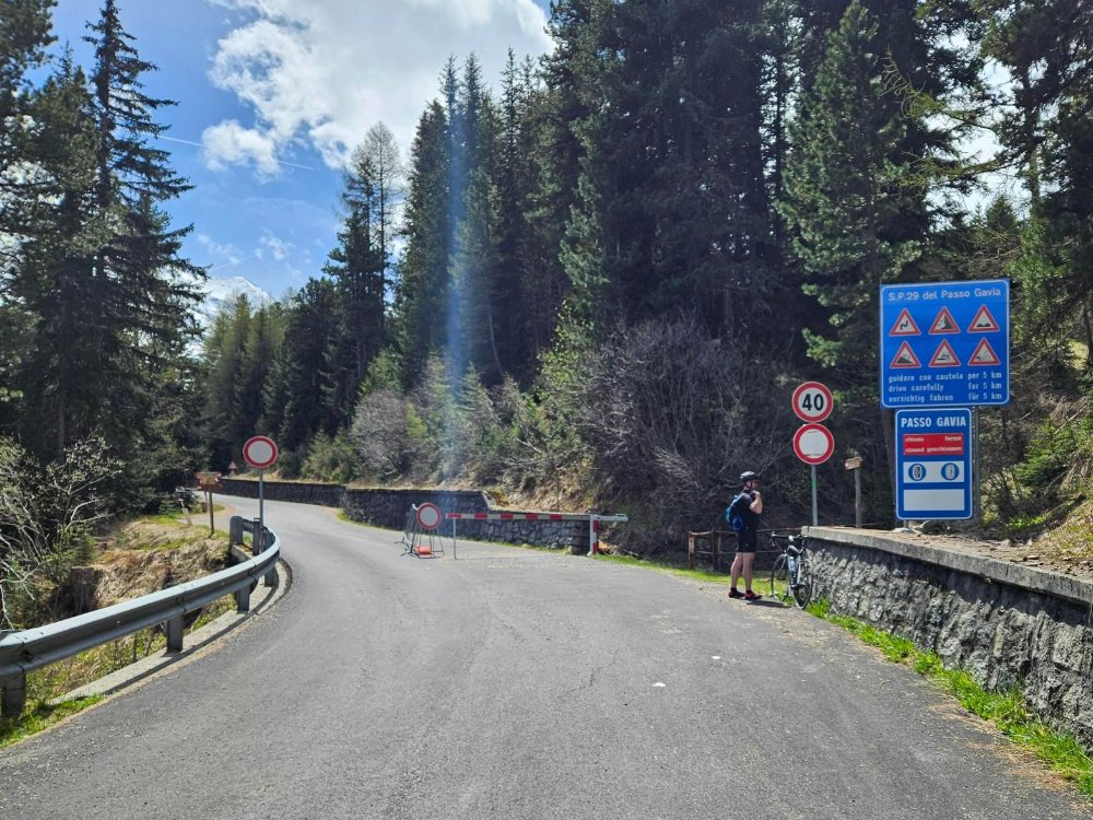 Passo Gavia bord dicht op 9 KM voor de top op 20 mei 2024