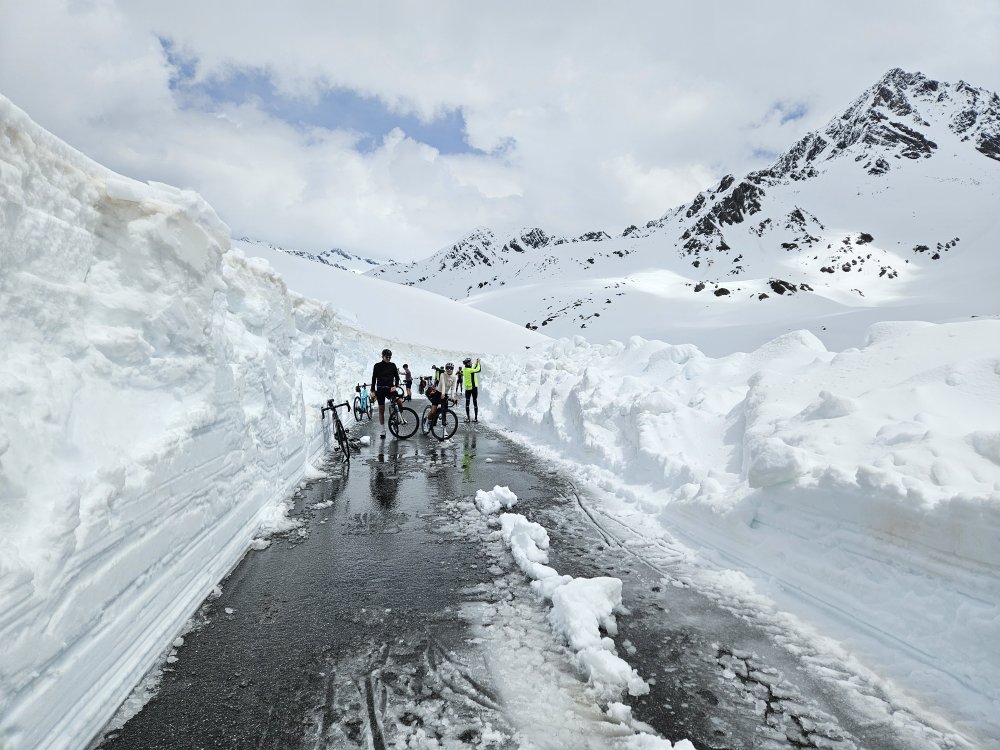 Passo Gavia met fietsers tussen smeltende sneeuw muren op 20 mei 2024