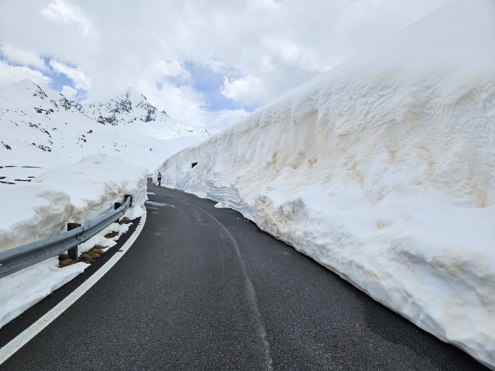 Gavia pas met 3 meter hoge sneeuw muren op 20 mei 2024