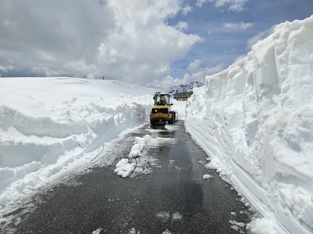 Passo Gavia met 4 meter hoge sneeuw muren en buldozer op 20 mei 2024